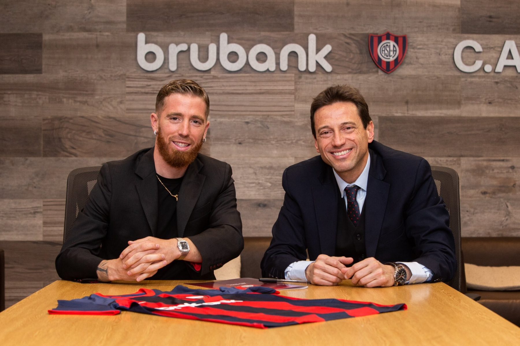 Muniain junto al presidente de San Lorenzo Moretti.