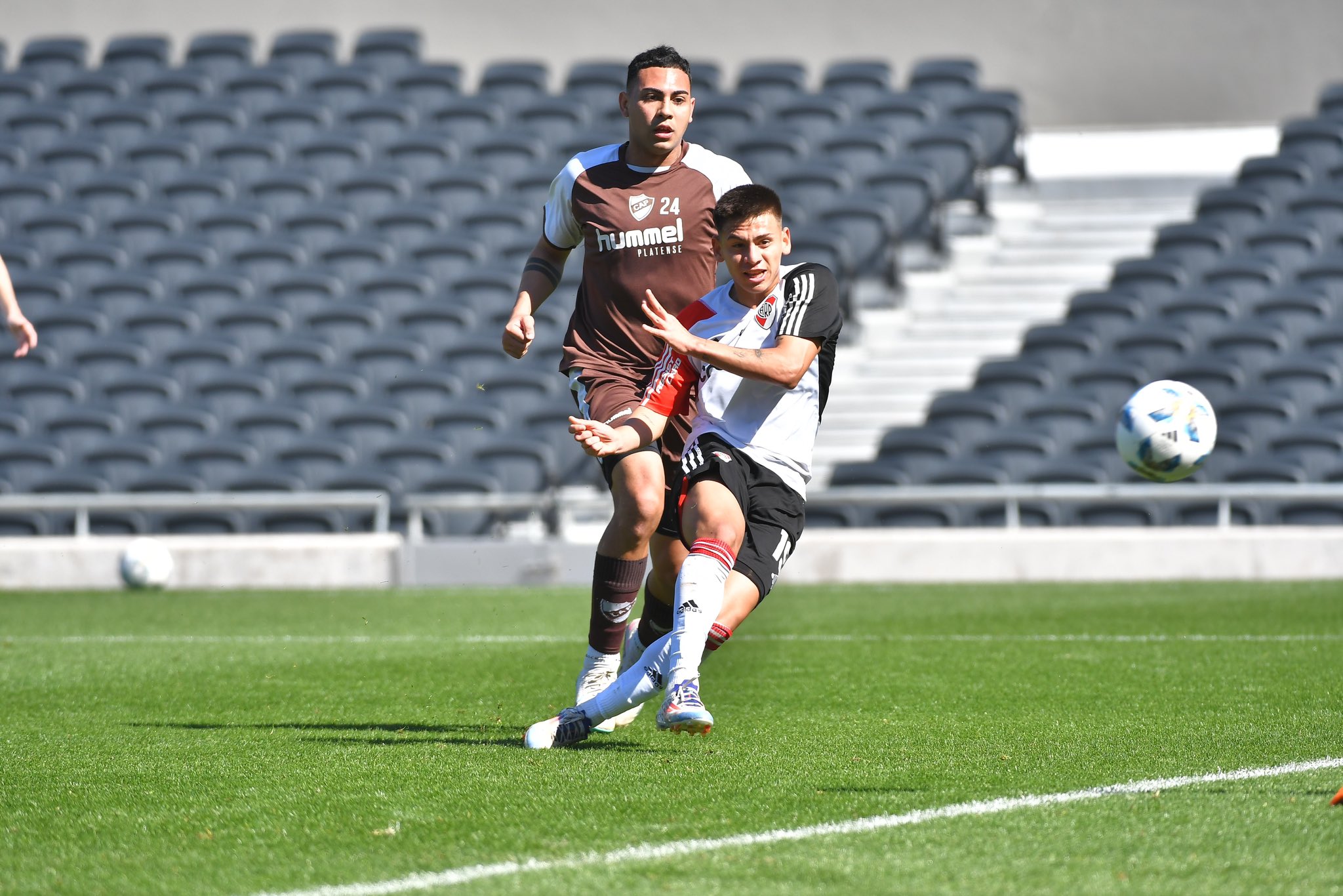 Claudio Echeverri marcó por duplicado en el amistoso que River le ganó a Platense. 