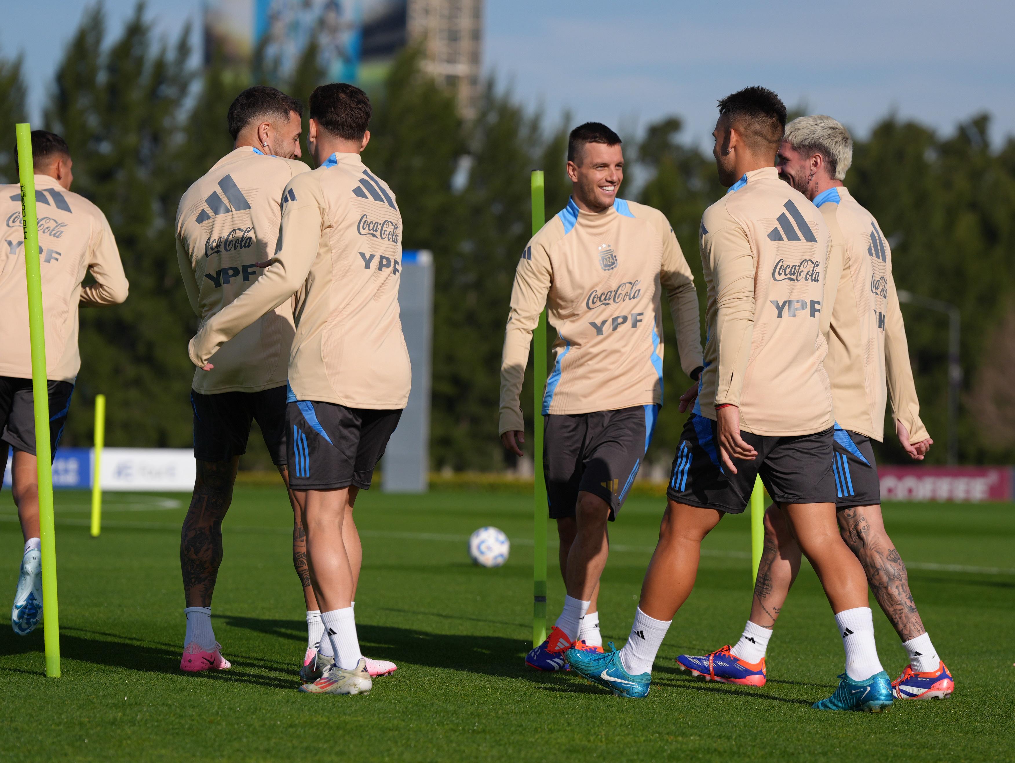  Nico Otamendi, si es titular, podría llevar la cinta de capitán. este jueves ante Chile.