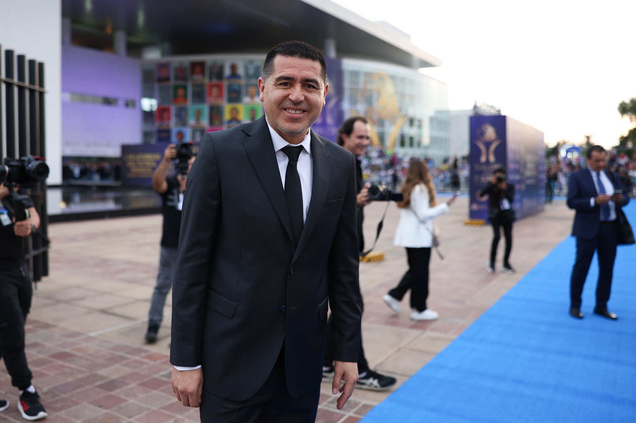 Riquelme recibió un reconocimiento en México por su notable carrera como futbolista.
