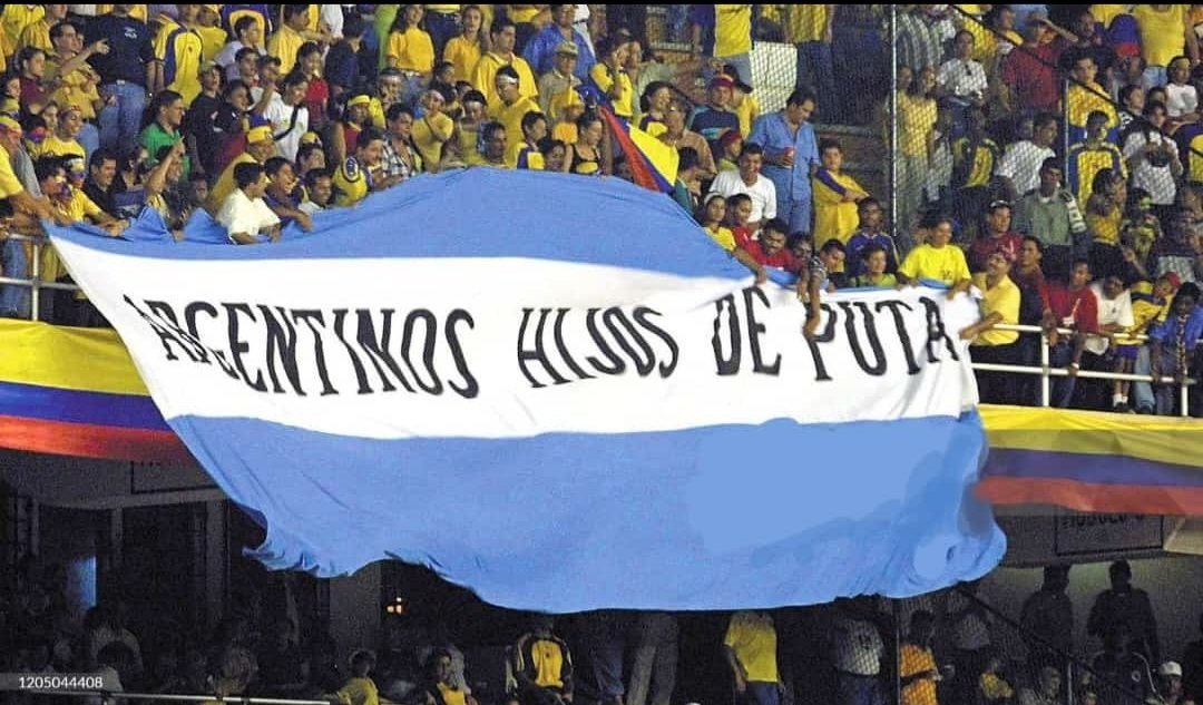 La bandera que desplegraon los hinchas colombianos durante el partido frente a la Argentina.