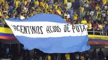 Imagen de Hinchas colombianos desplegaron una polémica bandera en contra de los argentinos