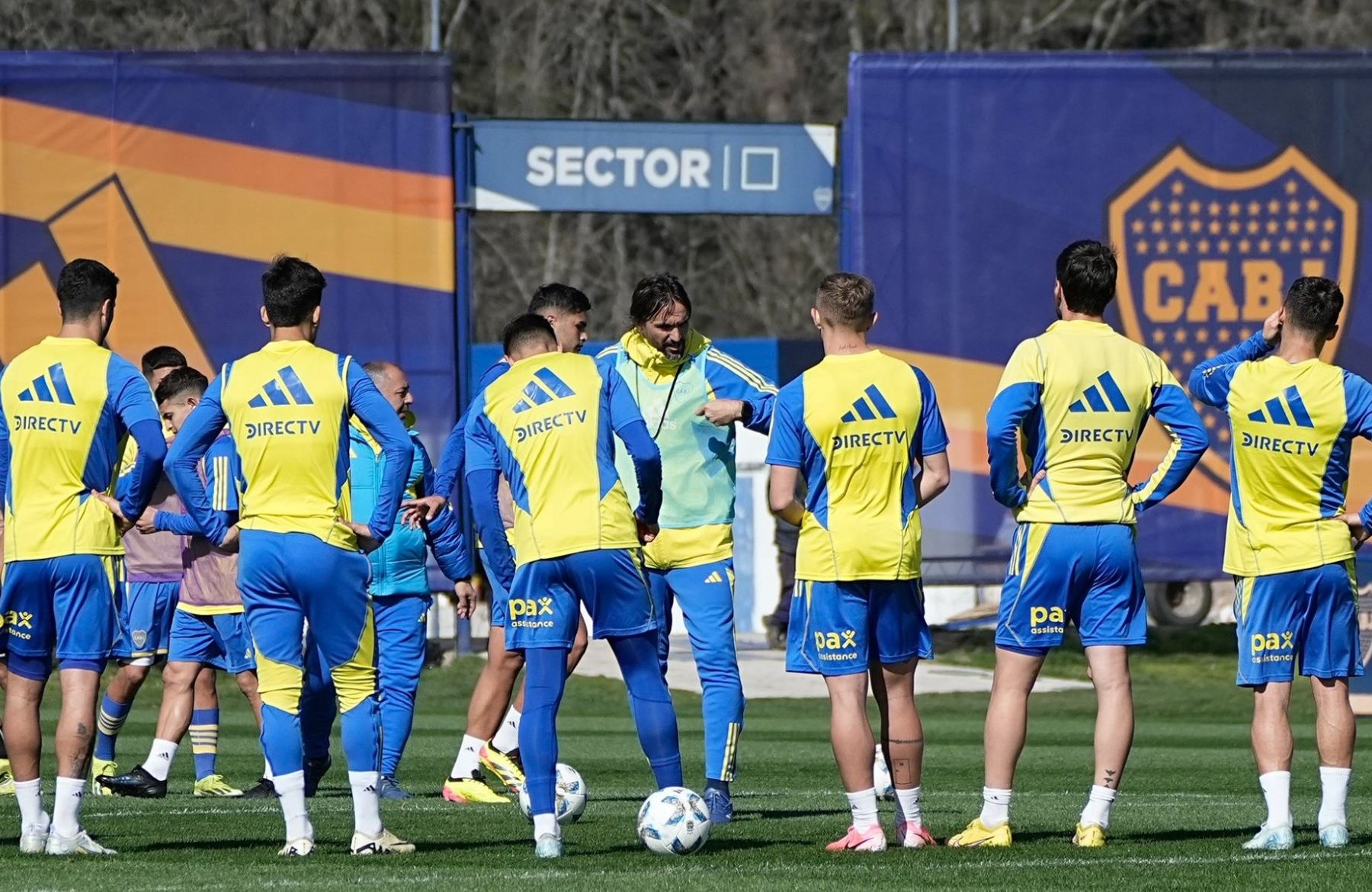 Diego Martínez, en su hora más complicada. ¿Resistirá después del partido ante Belgrano? (@bocajuniors)