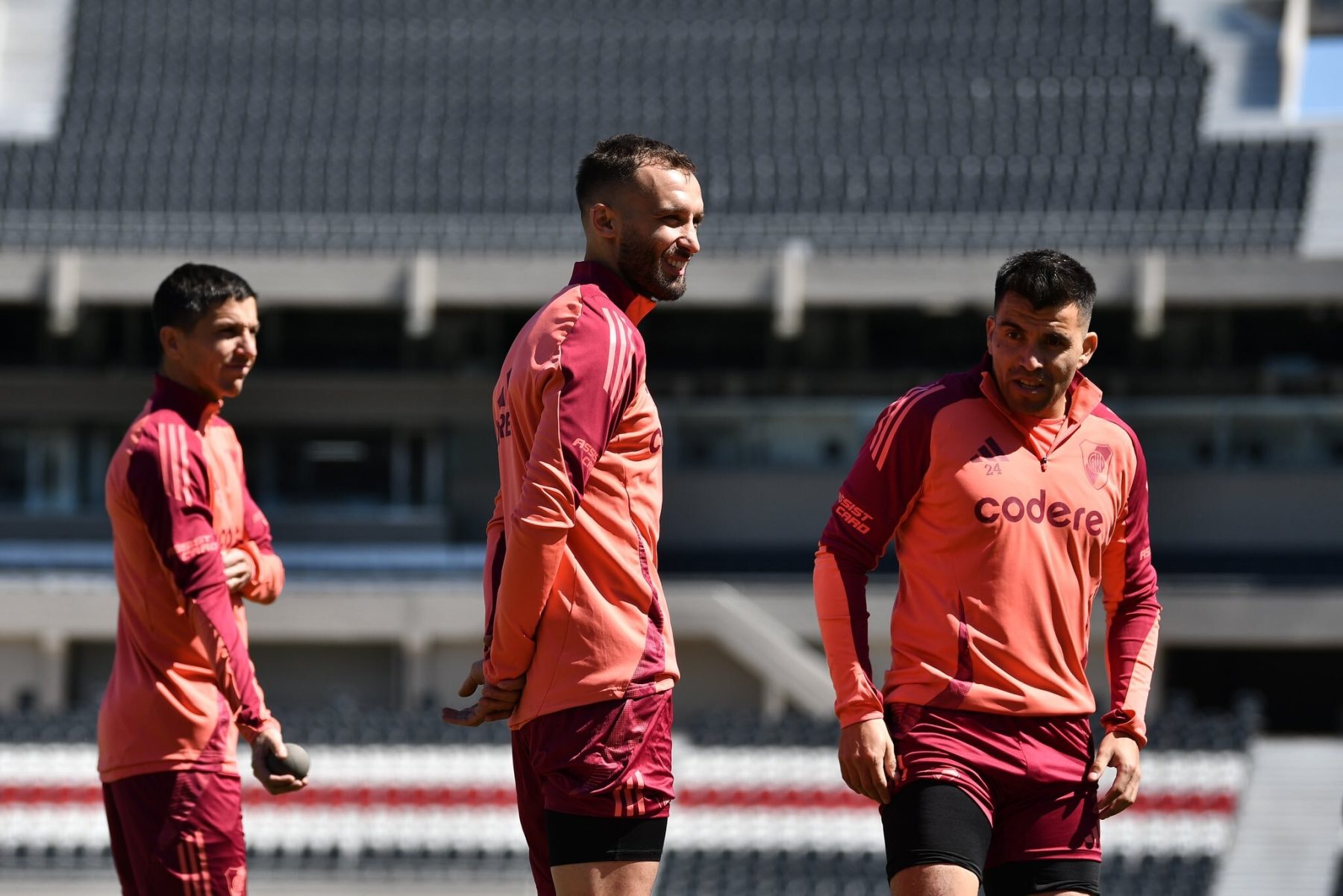 Nacho Fernández, Pezzella y Acuña, tres referentes de River. (Foto: @RiverPlate)