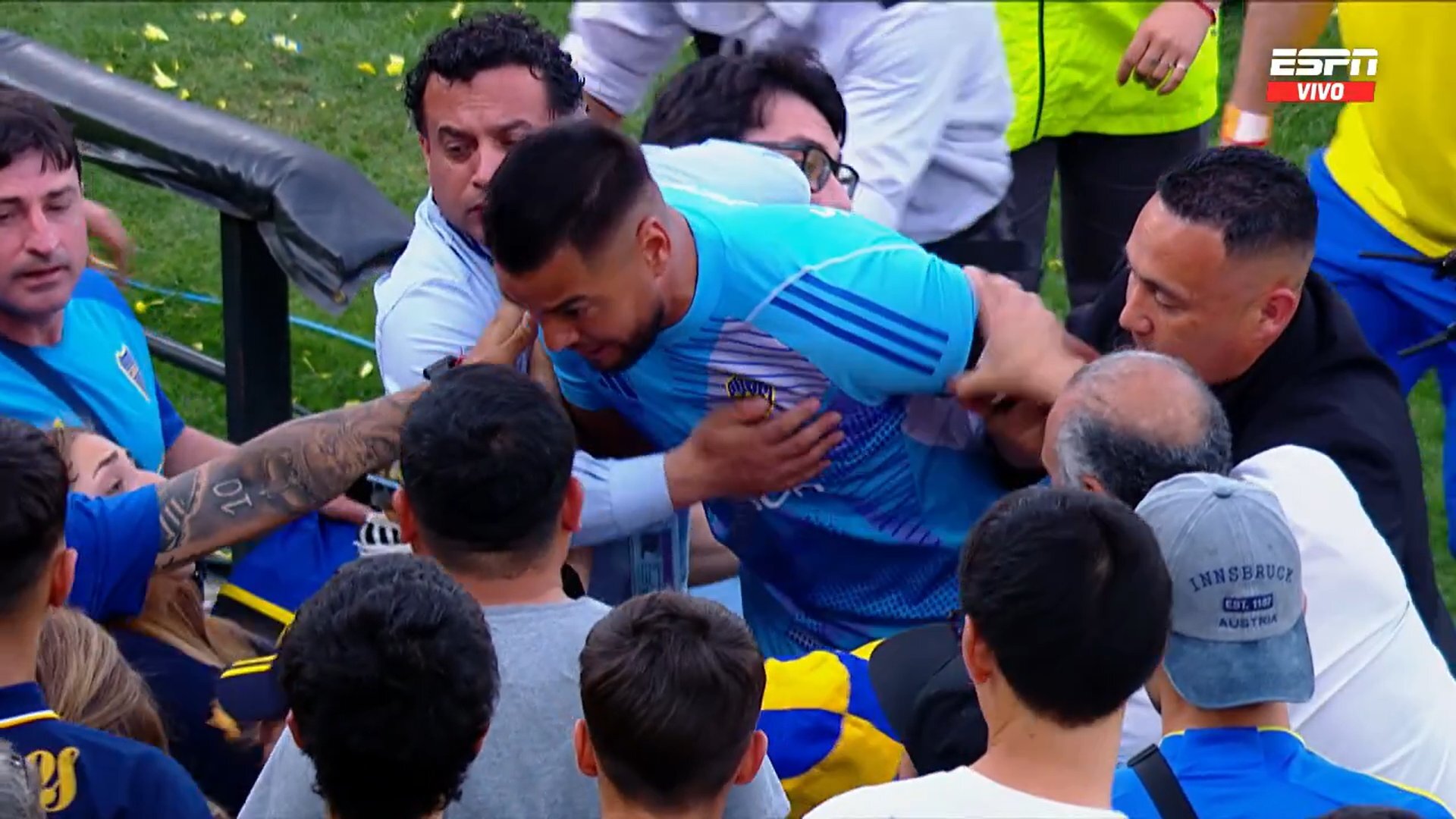 El arquero se sacó con un hincha y lo fue a encarar mientras todos intentaban frenarlo.