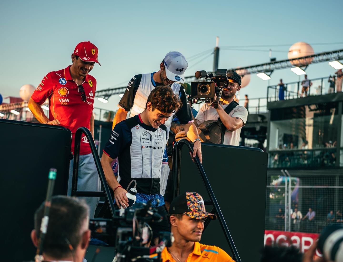 El piloto argentino Franco Colapinto junto a Charles Leclerc de Ferrari y el francés Pierre Gasly de Alpine.