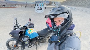 Se propuso un viaje en moto por las montañas y en la Patagonia lo sorprendió un lugar increíble