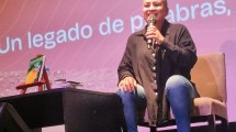 Imagen de Entre la literatura y el teatro: Ely Navarro habla de su último libro y del regreso de «Casa Duarte»