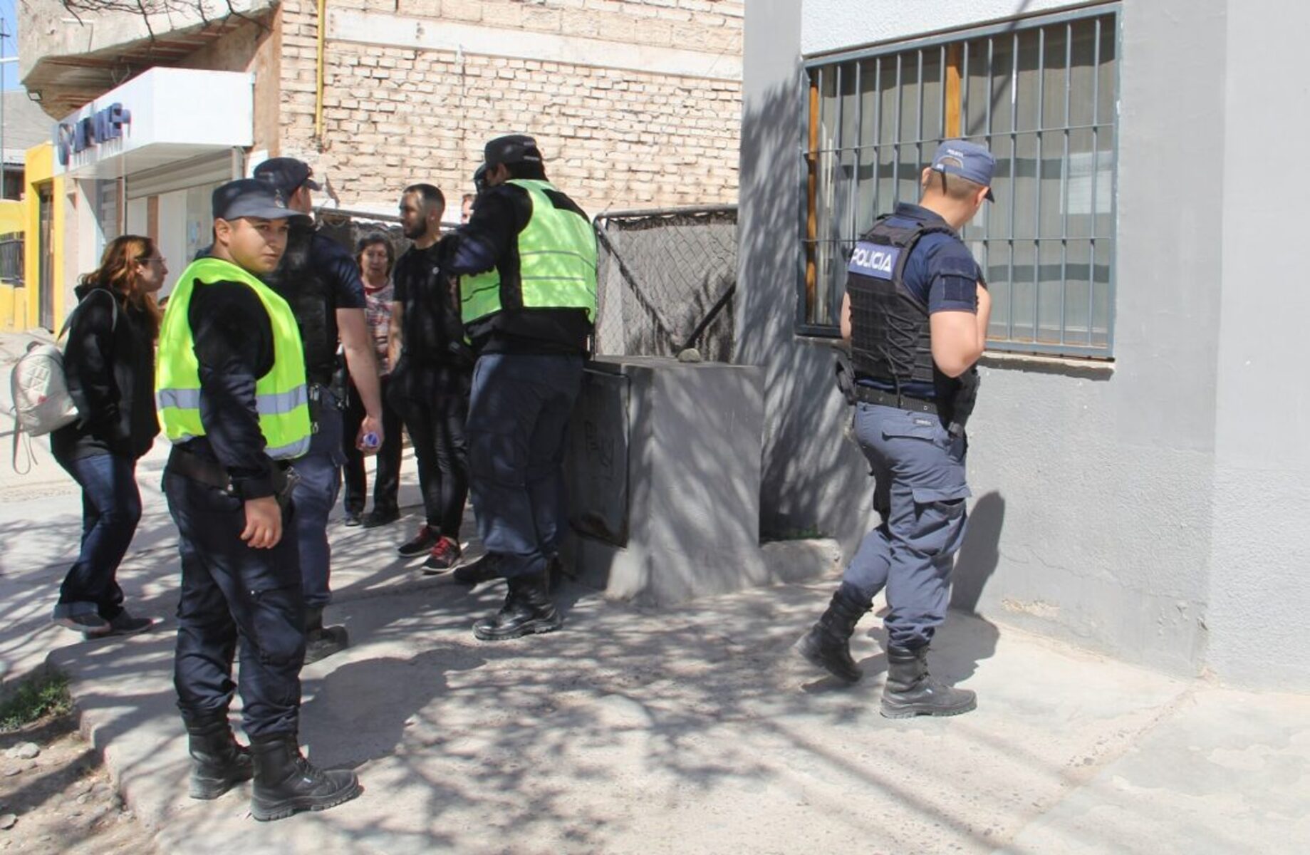 Intentó incendiar el Tribunal de Faltas en Centenario. Crédito Centario Digital.