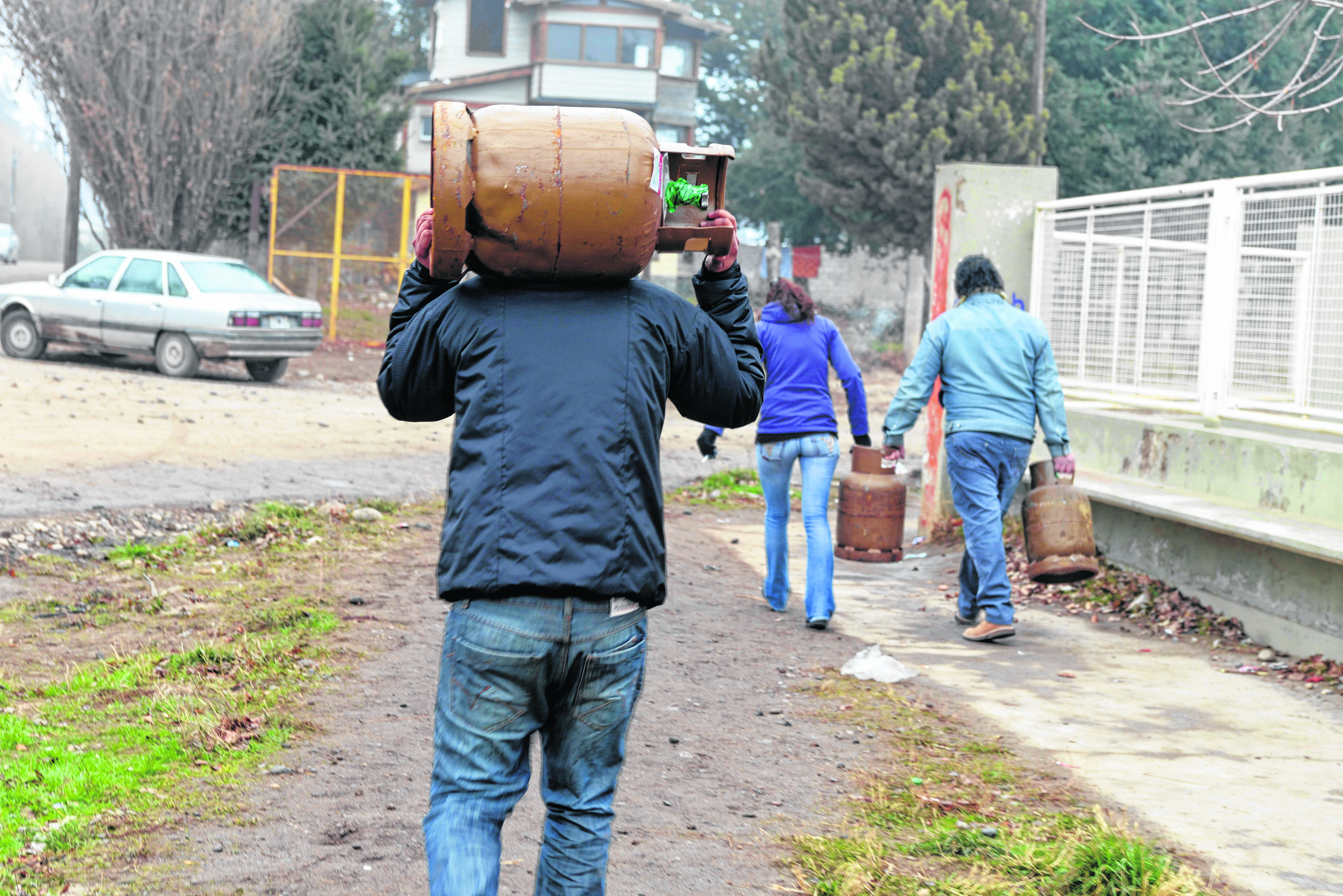 En Bariloche llegan a pedir hasta 50.000 pesos por una garrafa de 10 kilos.