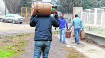 Imagen de Garrafas y leña, dos artículos de lujo en el crudo invierno de Bariloche