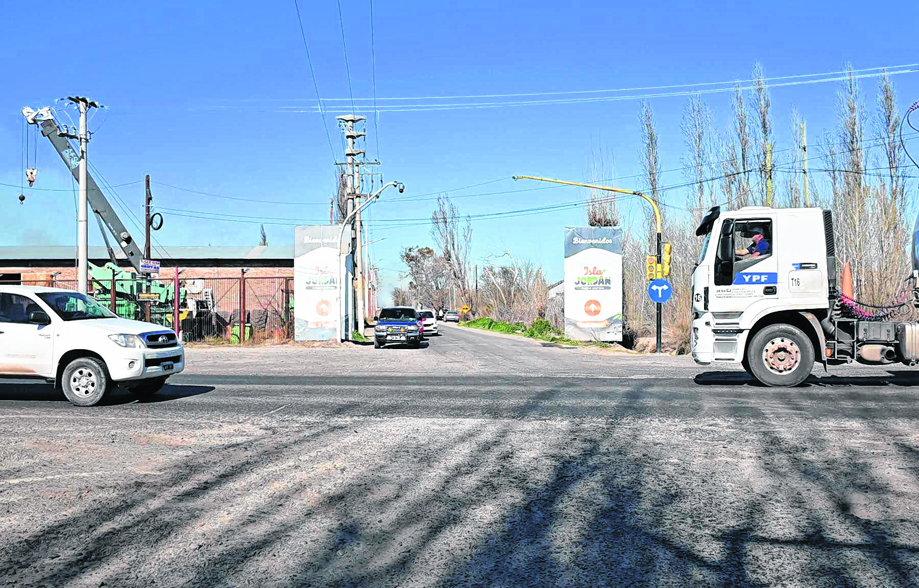 El cruce hacia Isla Jordán, en Cipolletti. Hubo acuerdo político sobre el diseño, pero las obras siguen “neutralizadas” desde el 2022. (Foto: Florencia Salto)