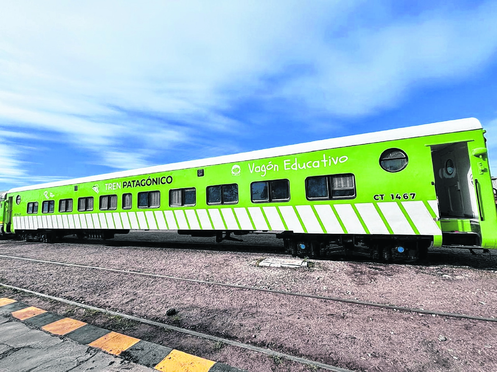 Tren Patagónico. El vagón educativo se reacondicionó a nuevo en los talleres de San Antonio y también se sumará el coche cine a la formación tradicional.  Gentileza