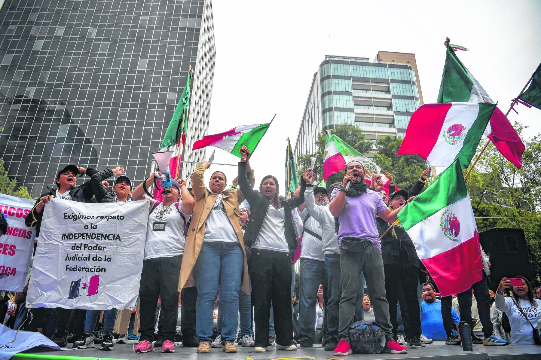 Miembros de la Asociación Nacional de Magsitrados protestan contra la ley  (Photo by Rodrigo Oropeza / AFP)