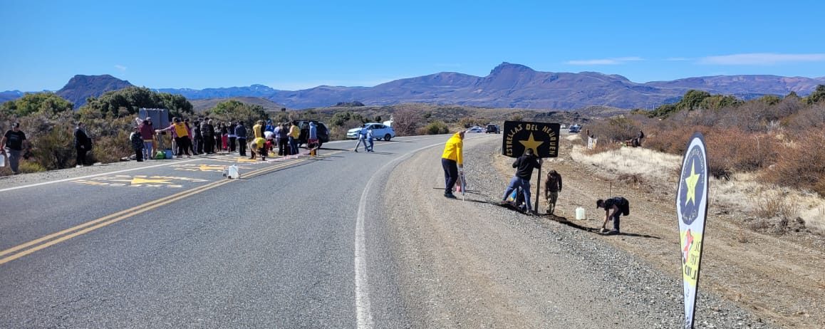 Familiares y amigos, junto con miembros de una organización de Neuquén capital, pintaron estrellas amarillas en el lugar del choque en la Ruta Nacional 40. (foto gentileza) 