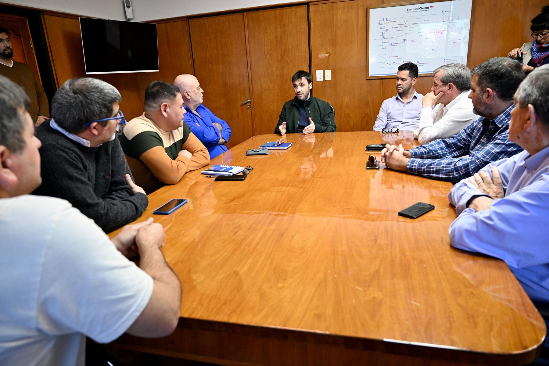 El gobernador Ignacio Torres participó de una reunión con empresarios de ambas provincias. (Gentileza)