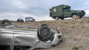 Accidente sobre Ruta 40: una familia de Allen fue rescatada por equipo del Ejército Argentino que pasaba por ahí