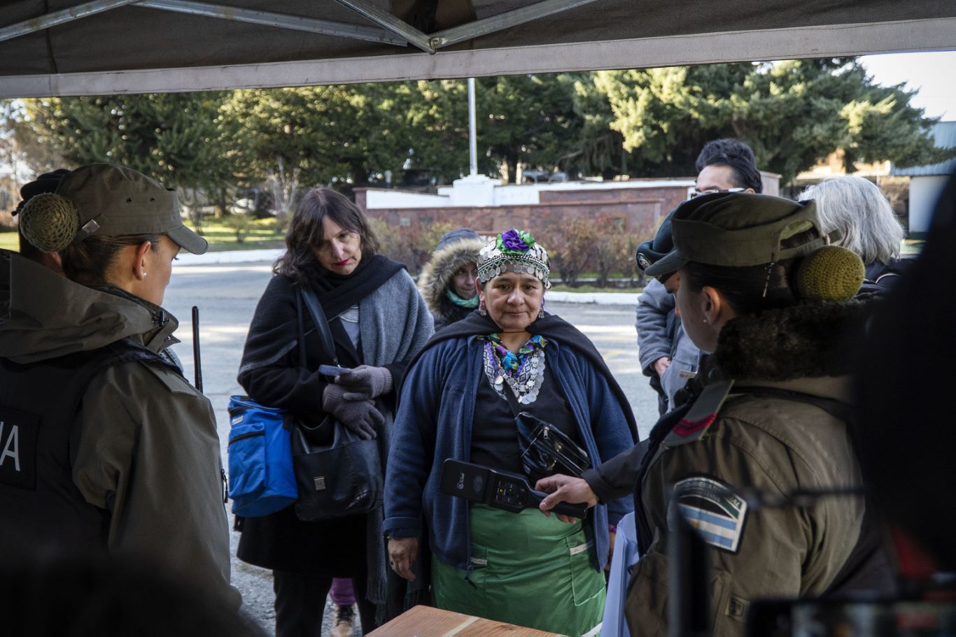 Se realiza en gendarmería de Bariloche el juicio por el delito de usurpación en Villa Mascardi contra referentes mapuches. Foto: Marcelo Martinez 