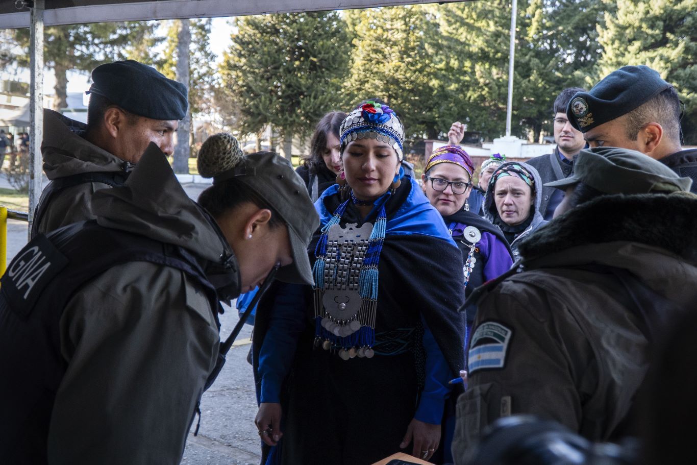 Betiana Colhuan, la machi, fue apartada de la causa por usurpación en Villa Mascardi por haber sido menor al momento del ingreso de la lof al predio. Foto: Marcelo Martinez