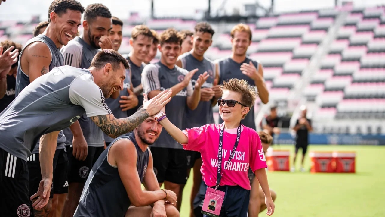 Lionel Messi, con el resto del plantel, participó de la jornada con un grupo de niños en el estadio de Inter Miami.