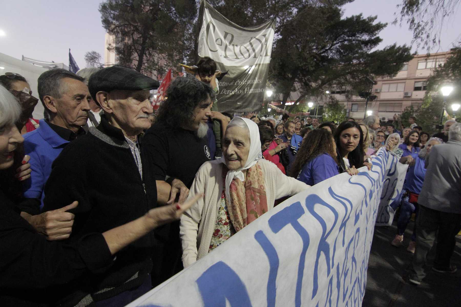 Inés junto a Oscar en la última marcha del 24 de marzo en Neuquén. Foto: Oscar Livera.