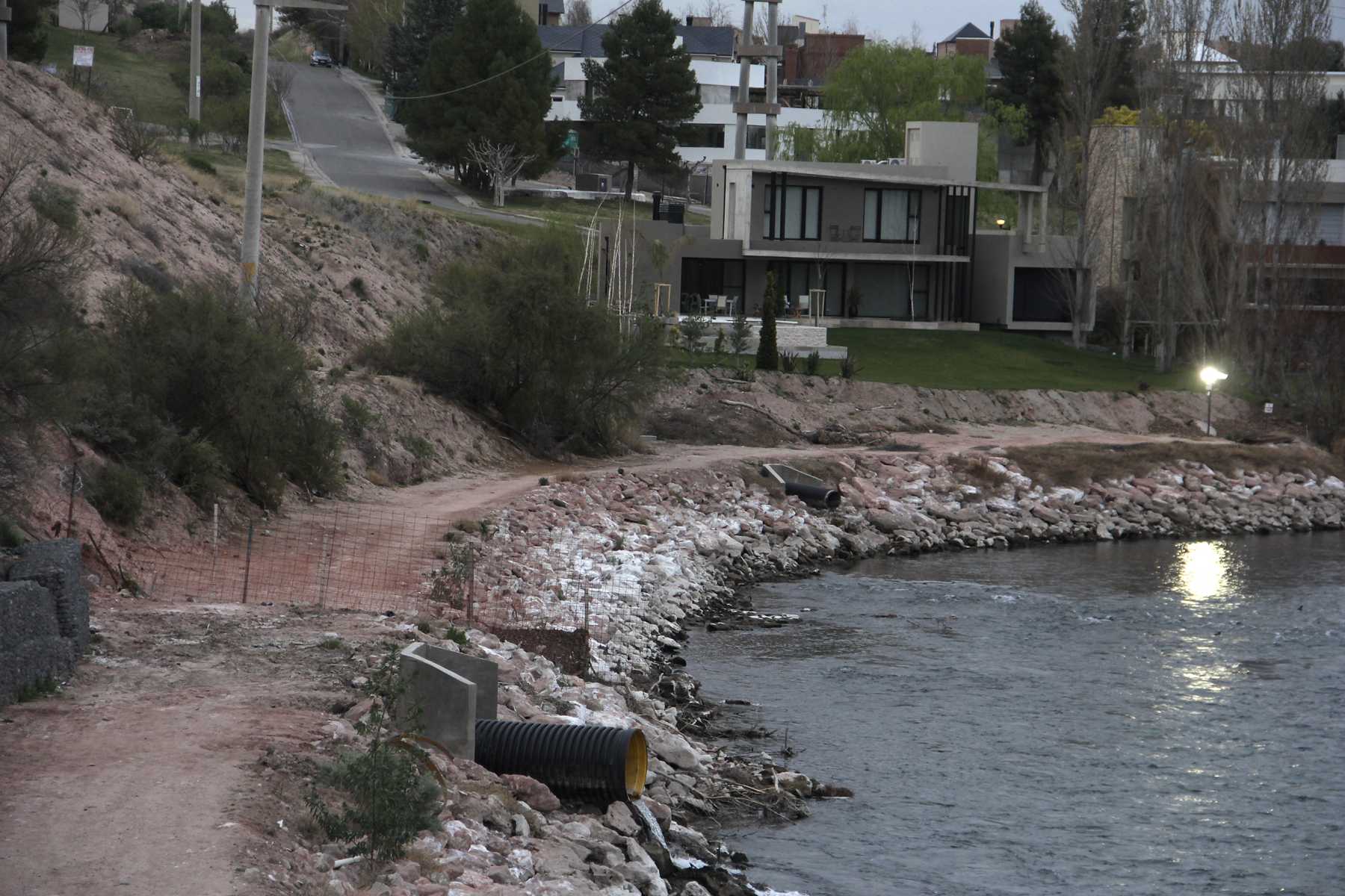 El paseo costero de Neuquén se detiene abruptamente frente a los alambrados. Foto: Oscar Livera.