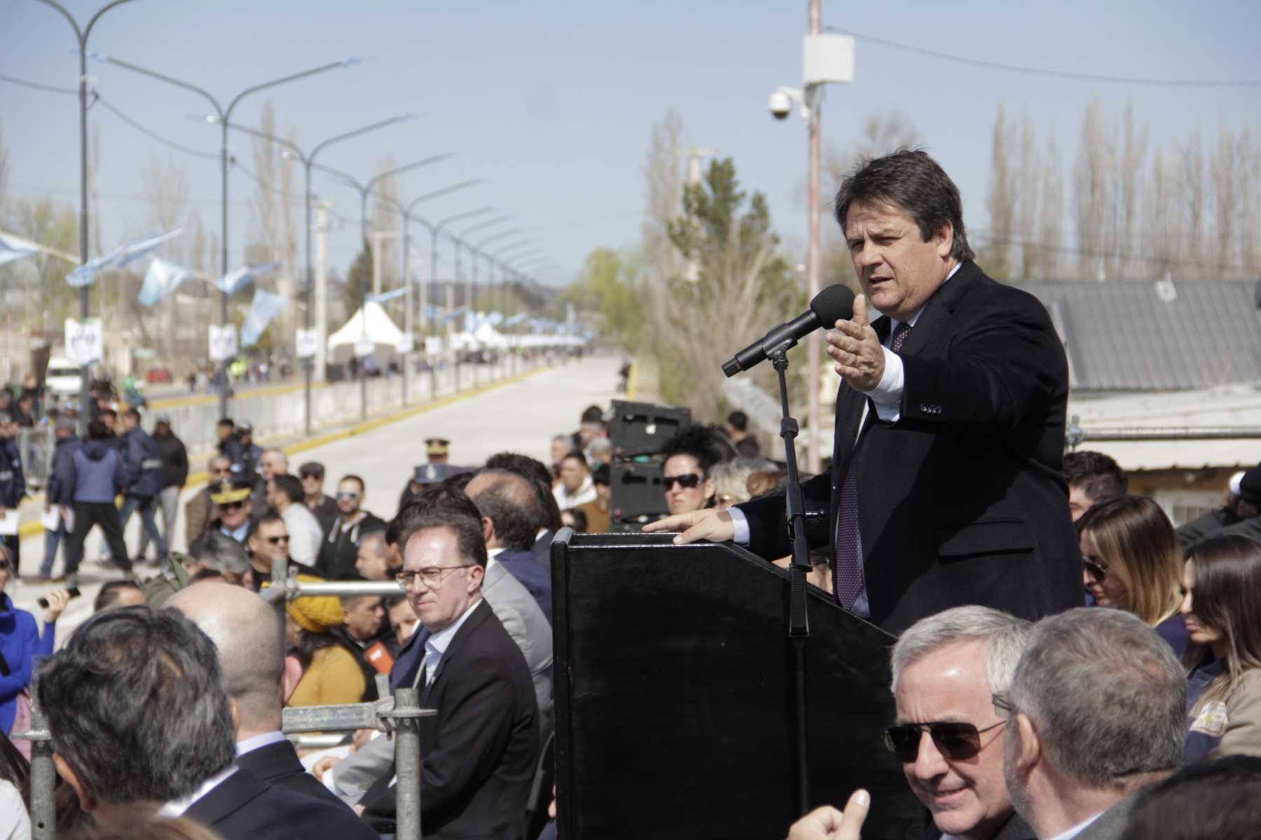 Mariano Gaido dejó inaugurada la avenida Necochea y anunció asfalto por 140.000 millones de pesos (foto Oscar Livera)