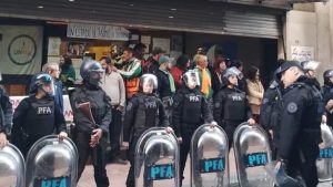 Video | Denuncian bloqueo en la Univesidad Madres de Plaza de Mayo: «Capital Humano es negacionista»