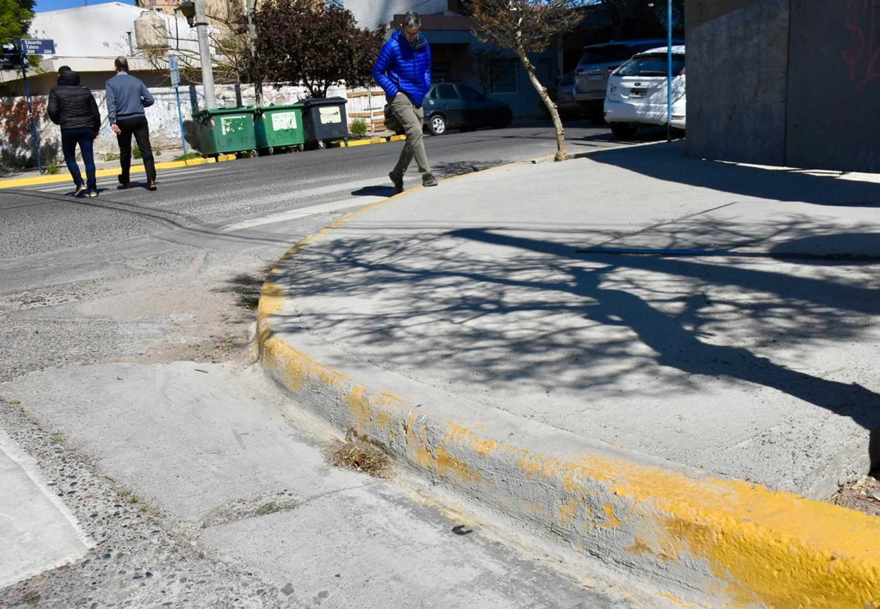 Las nuevas veredas en Neuquén no contemplan la facilidad de acceso o rampas para sillas de ruedas o personas con problemas de movilidad (foto Matías Subat)