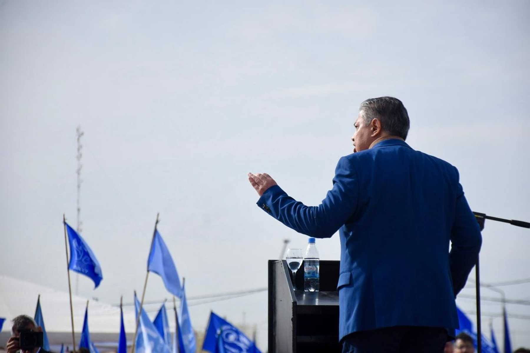 Rolando Figueroa participó de la entrega de lotes en Neuquén. Foto: Matías Subat.