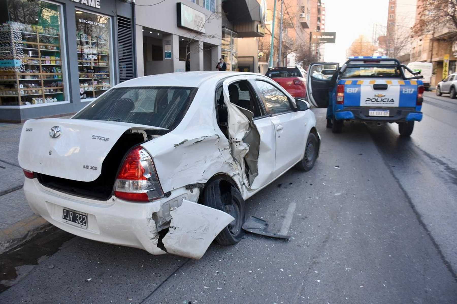 Un choque múltiple en el centro de Neuquén. Foto: Matías Subat.