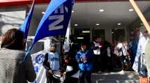 Imagen de Video | Protesta por despidos en un banco de Neuquén: aseguran que no quieren pagar la indemnización