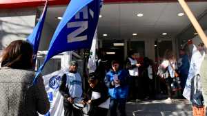 Video | Protesta por despidos en un banco de Neuquén: aseguran que no quieren pagar la indemnización