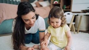 Atención niñeras: Claves para entender las diferencias con el trabajo de empleadas domésticas