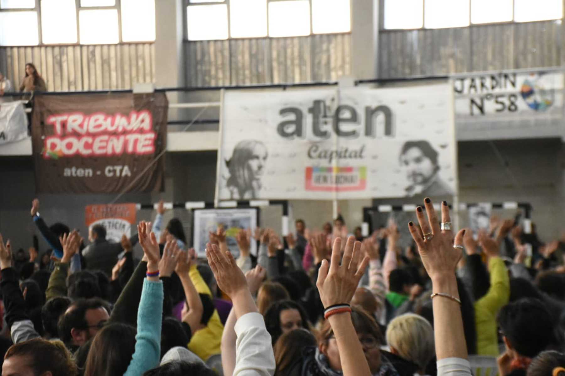 La asamblea de ATEN capital se convocó en la EPET 8. Foto: archivo Matías Subat.