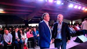 Rolando Figueroa con la planta política: echó a un funcionario que evitó ir y exigió «cero coima»