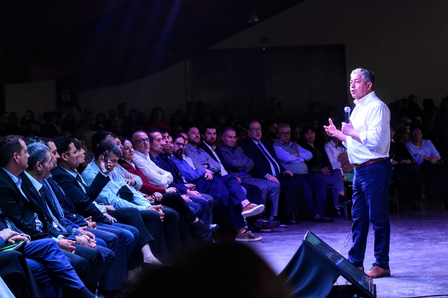 Rolando Figueroa en la reunión que encabezó en el Duam con la planta política. Foto: Cecilia Maletti.