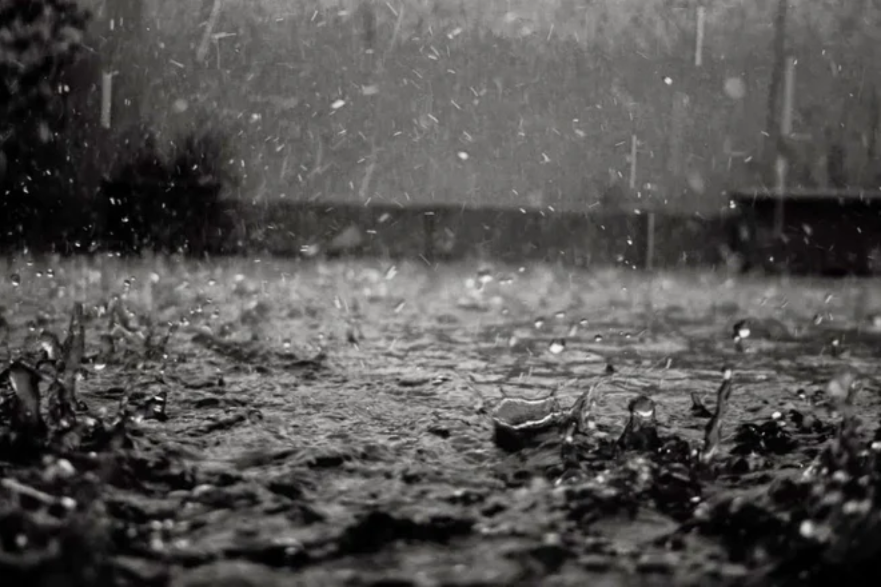 La lluvia negra es un fenómeno que provoca que hollín acumulado en la atmosfera se precipite.