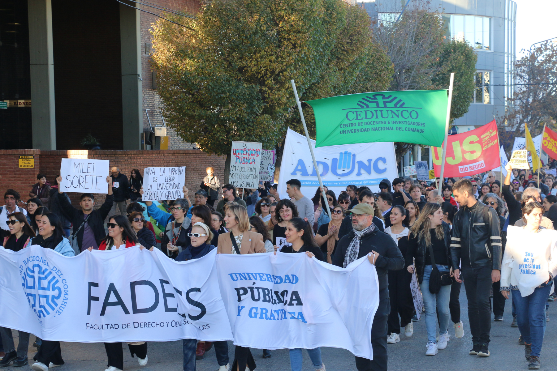 Docentes y estudiantes de la Universidad Nacional del Comahue se preparan para movilizarse contra el veto presidencial a la Ley de Financiamiento Universitario.