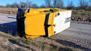 Volcó un camión de caudales en la Ruta 7 de Valle Azul, cerca de Regina: qué pasó