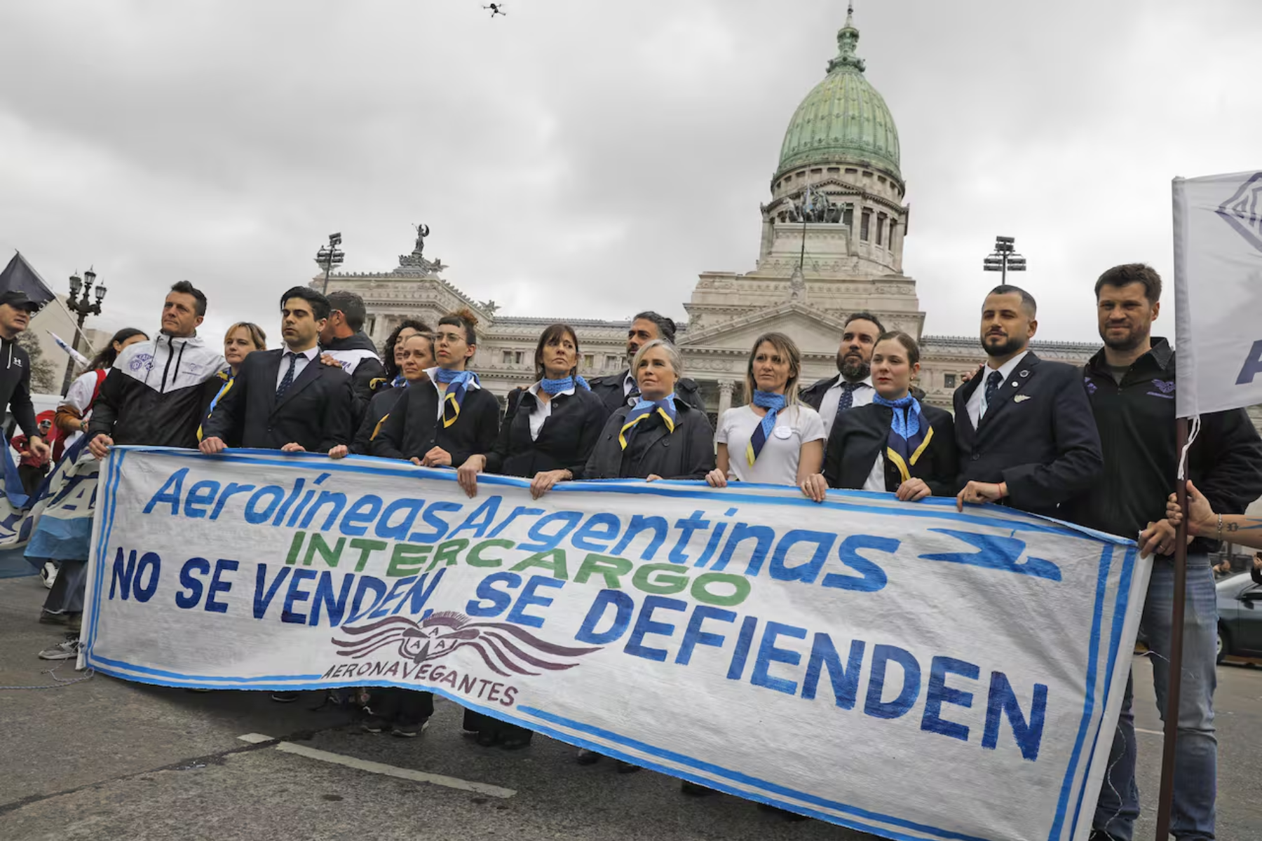 Aerolíneas Argentinas: Aeronavegantes marcharon este miércoles frente al Congreso en contra de la privatización. Foto Gentileza La Nación.