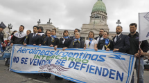 Imagen de Aerolíneas Argentinas: gremios marcharon al Congreso contra la privatización que busca Javier Milei