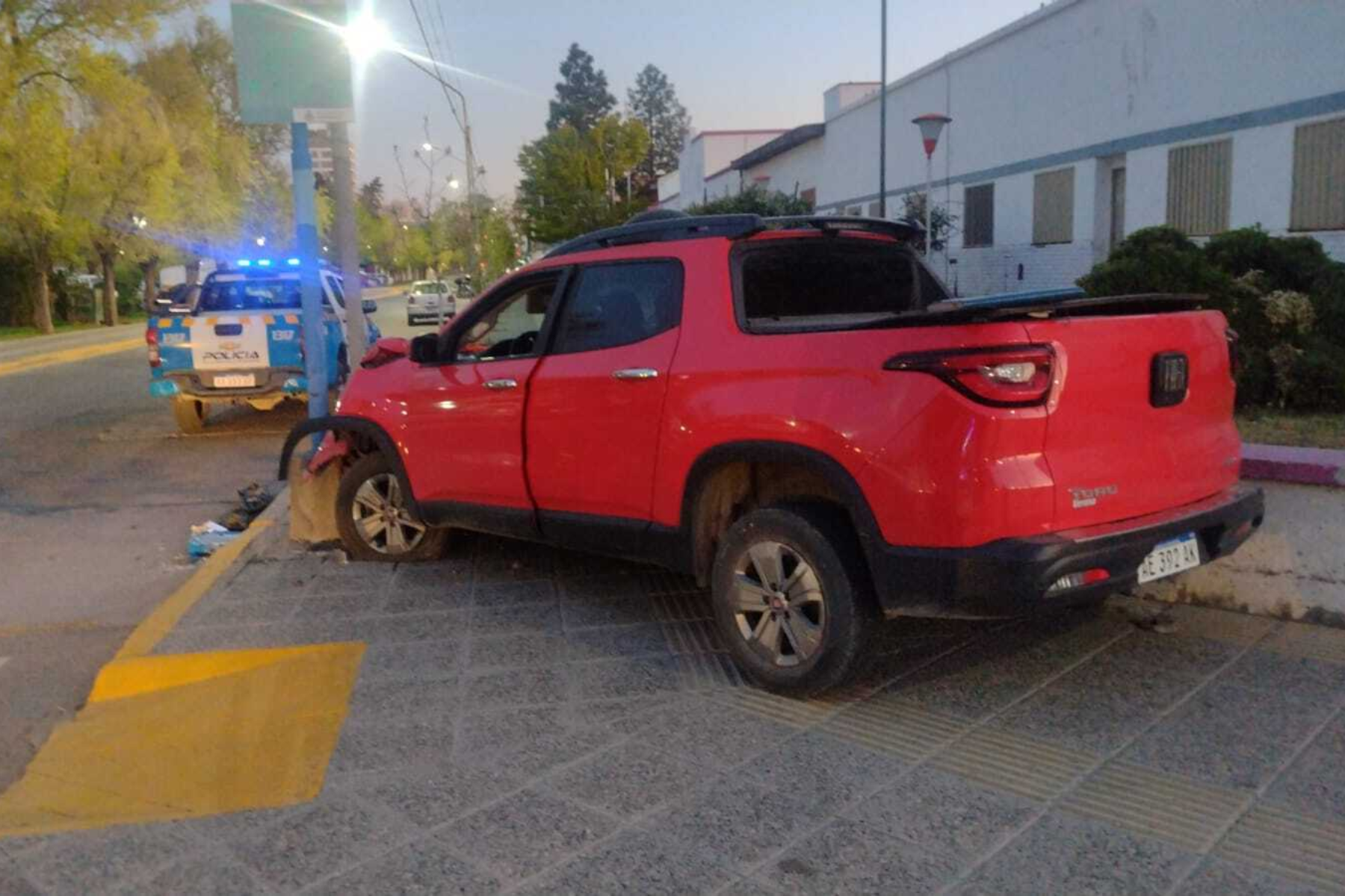 Así quedó el vehículo de la joven de Neuquén tras el impacto en Avenida Olascoaga. Foto Gentileza.