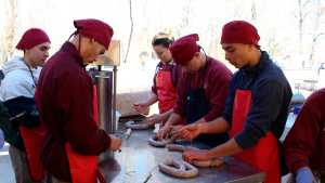 Vendieron 1200 kilos de chorizos en una escuela de Regina: con lo recaudado construyen aulas