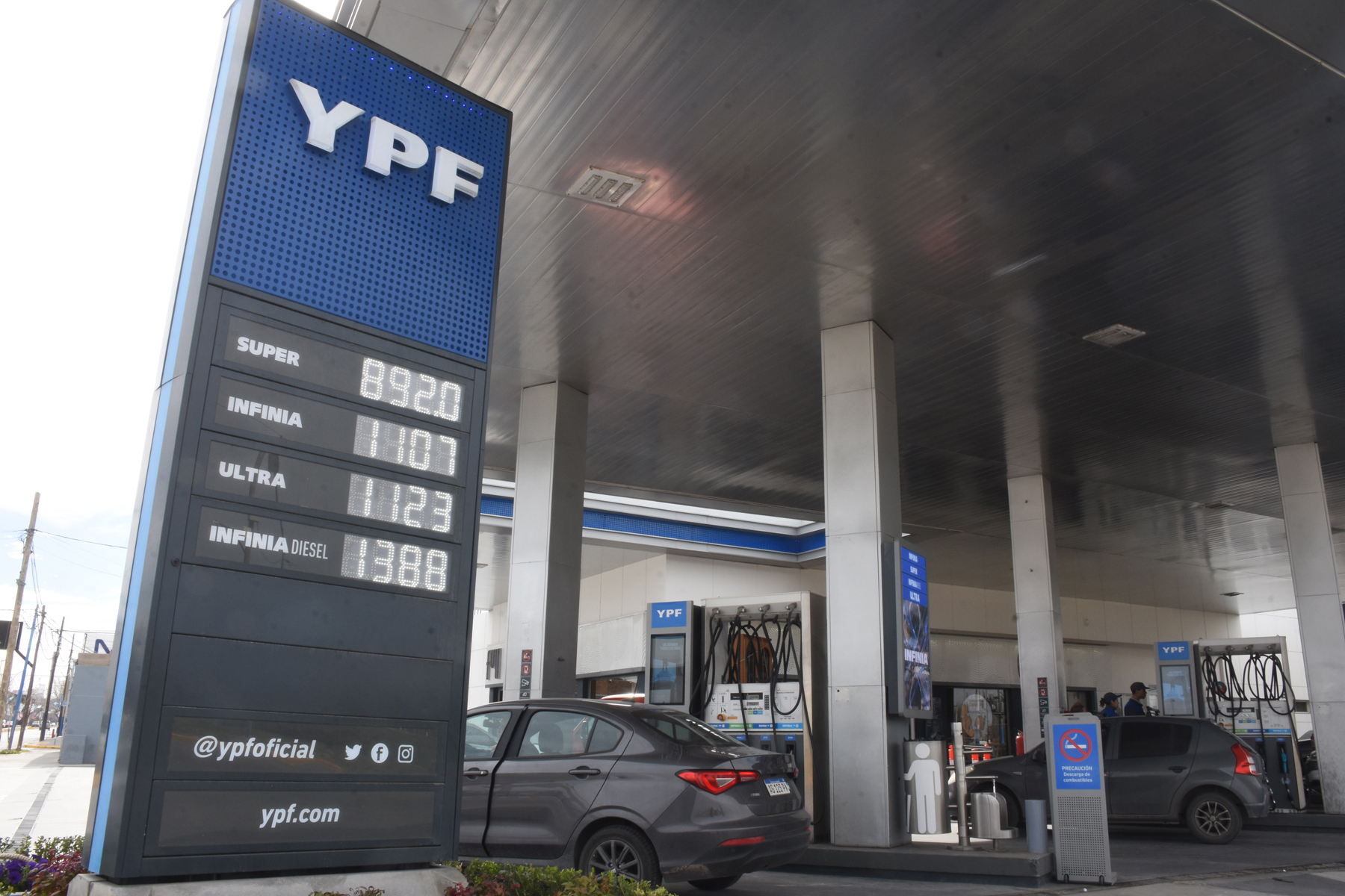 YPF analiza bajar el precio a la nafta y el gas oil.