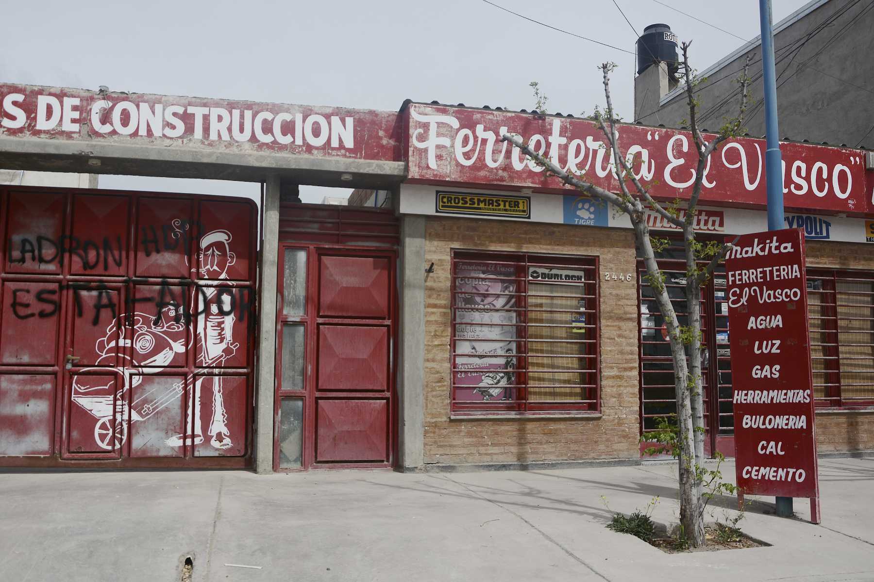 La ferretería de Roca que denunciaron varios clientes en la Justicia. (Foto Juan Thomes)