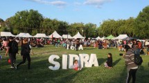 Imagen de El Festival de la Sidra resiste el viento: Roca estrena el predio de la Fiesta de la Manzana 2025