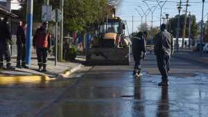 Se rompió un caño en Roca y media ciudad quedó sin agua: zonas afectadas y a qué hora vuelve