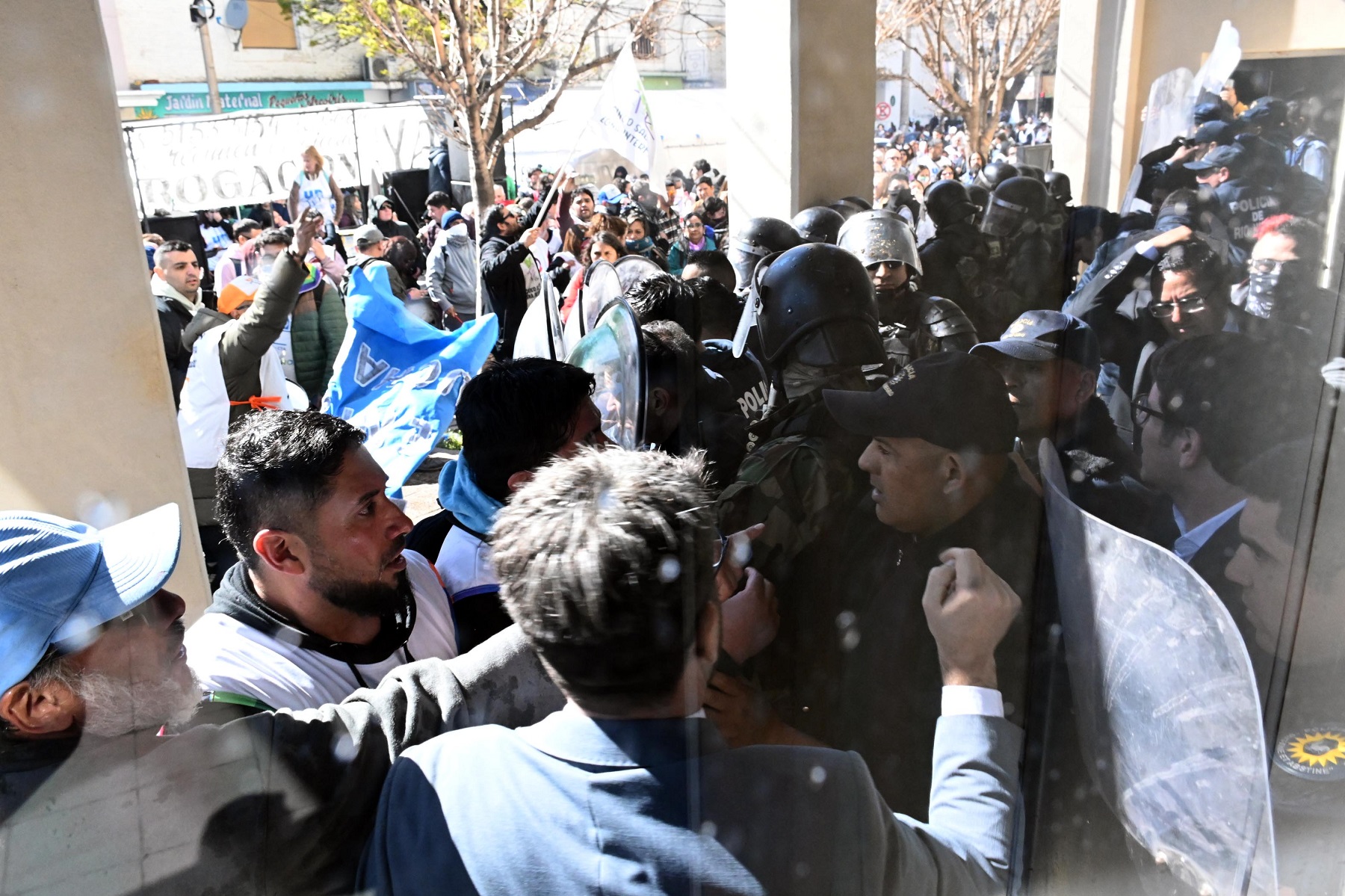 La refriega principal fue frente a la sede central de la Legislatura rionegrina. Foto: Marcelo Ochoa.