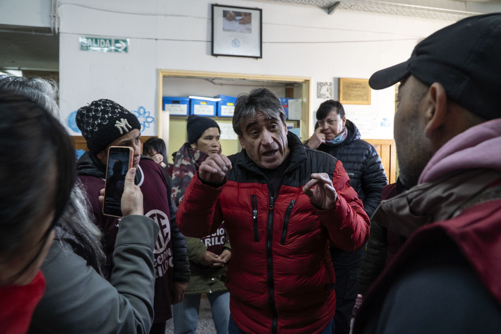 El delegado de Educación Santiago Velázquez se presentó en la escuela y admitió que no tenía todas las respuestas esperadas. (Marcelo Martínez)